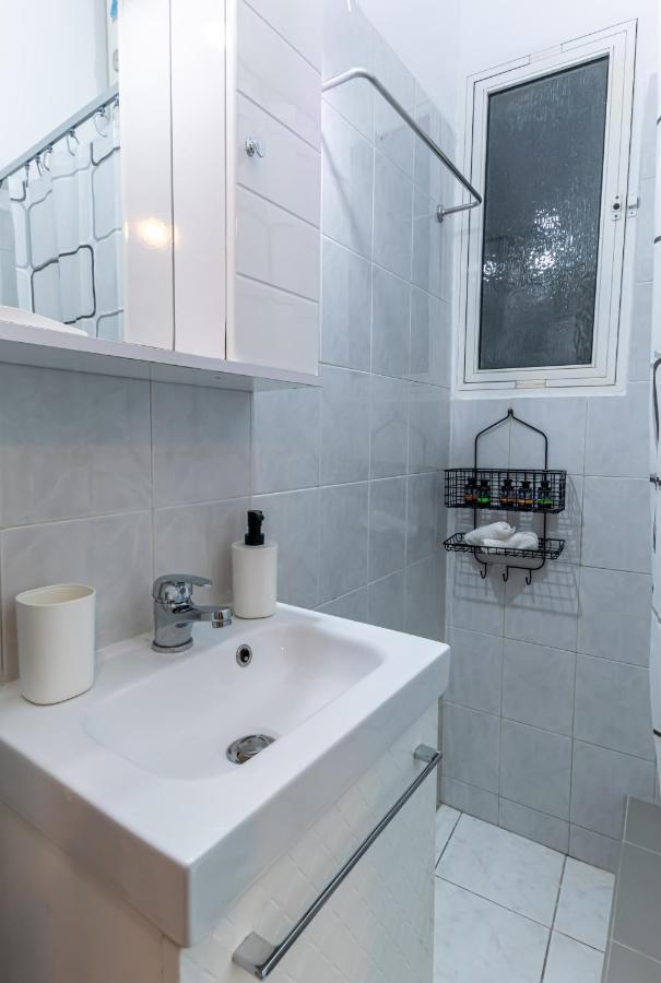 Couple Getaway With Queen Bed Apartment Athens Ngoại thất bức ảnh